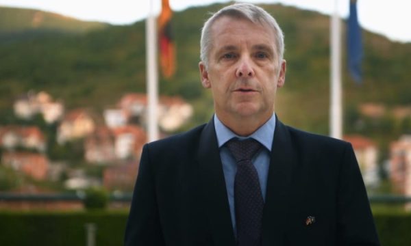 Ambasadori gjerman i del në mbrojtje Donika Gërvallës: Sulmet ndaj saj të papranueshme