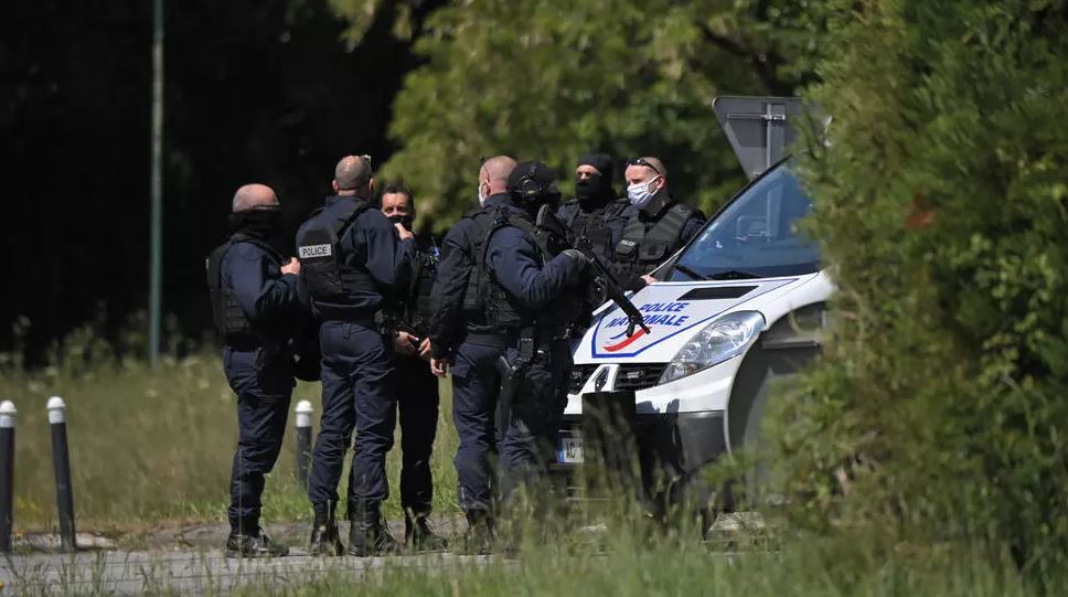 Plagoset me thikë oficeri në Francë, autori vritet gjatë shkëmbimit të zjarrit me policinë