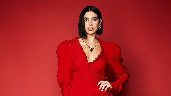 Dua Lipa shkëlqen në “Brit Awards”, nderon ikonën e muzikës