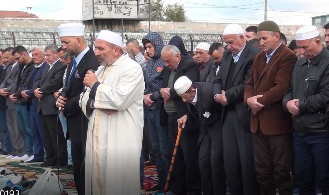 Besimtarët myslimanë të Fushë Krujës mbushin stadiumin