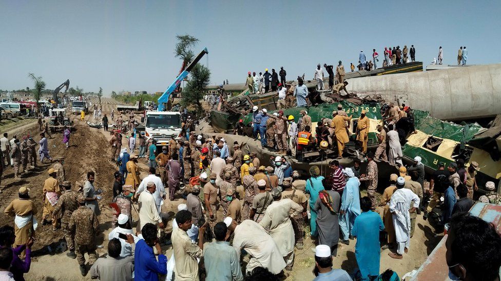 Përplasen dy trena në Pakistan, raportohet për 40 viktima 