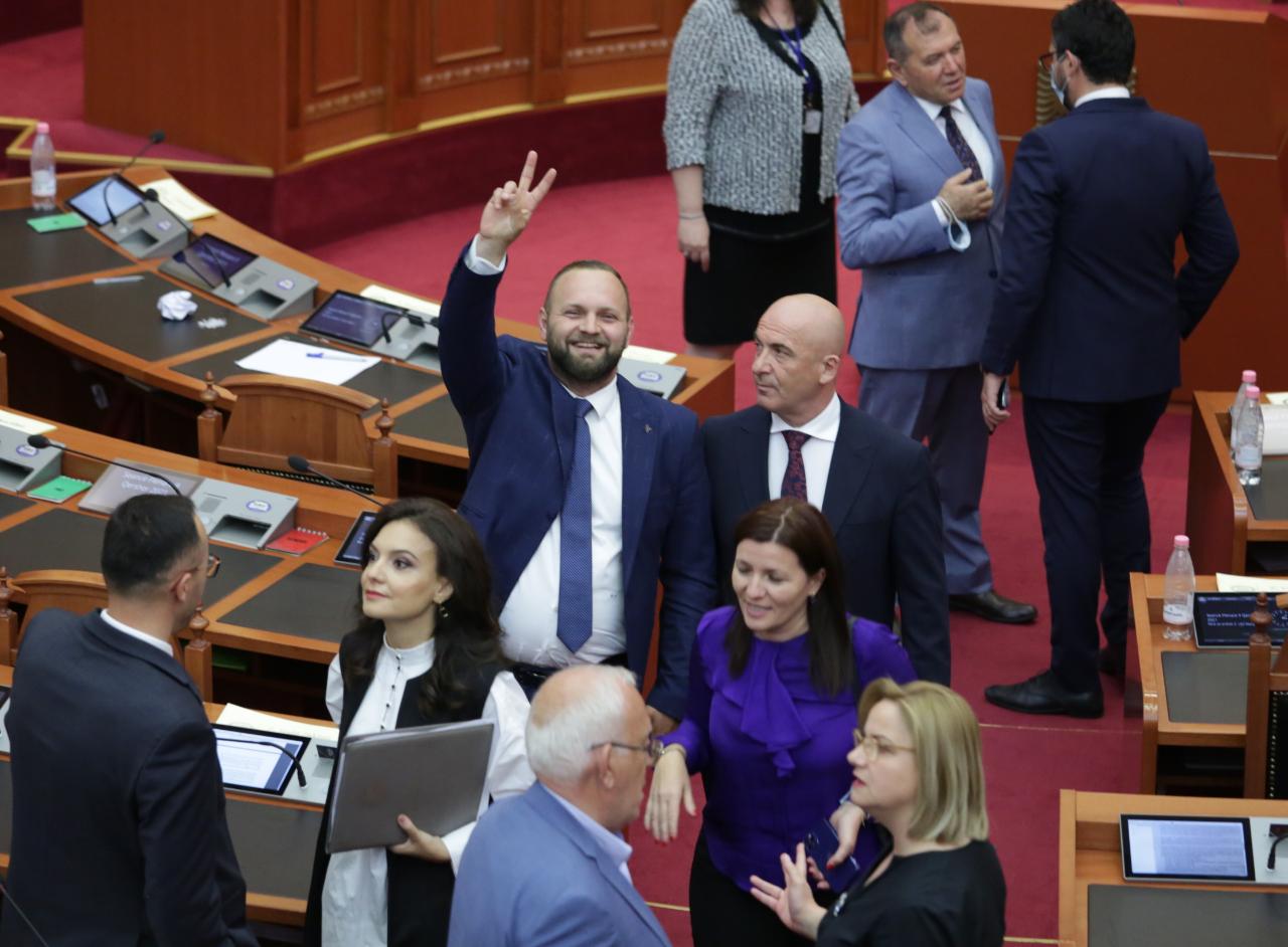 FOTO/ Deputetët të lumtur pas shkarkimit të Metës, Valteri pozon i qeshur me dy gishta