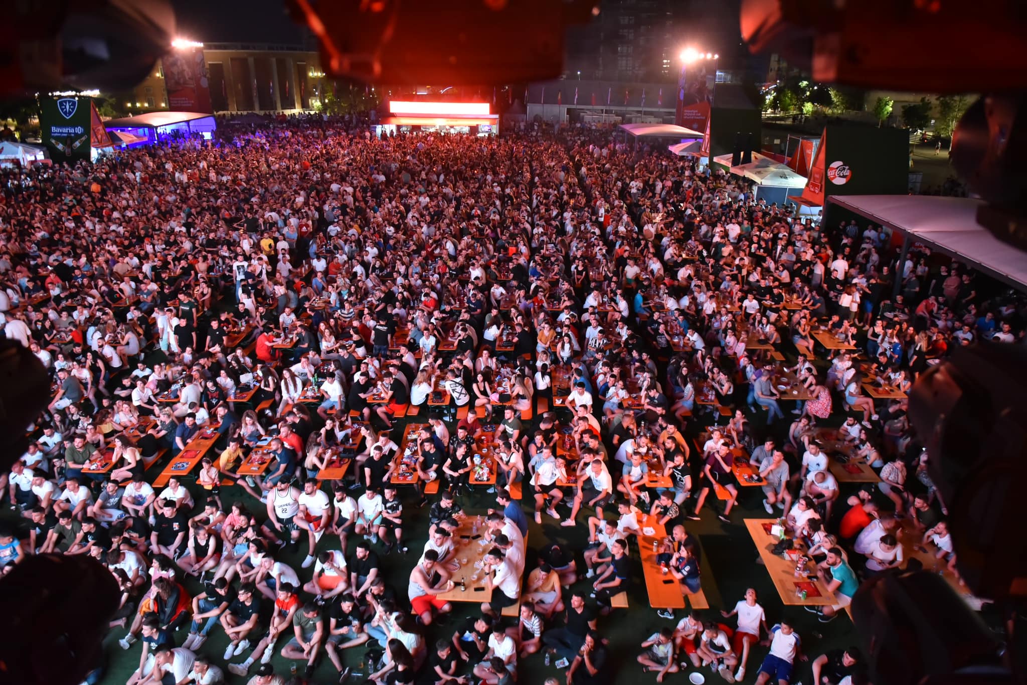 Sheshi “Skënderbej” si stadium, mijëra të rinj mblidhen për të parë ndeshjet e “Euro 2020”
