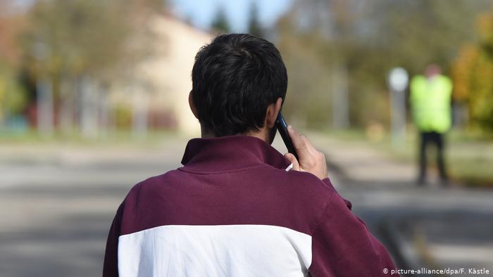 Azili: Beteja ligjore kundër kontrollimit të celularëve