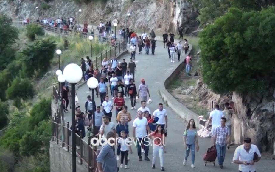 Riti fetar i 13 të martave në kishën e Laçit, shkakton trafik e fluks qytetarësh