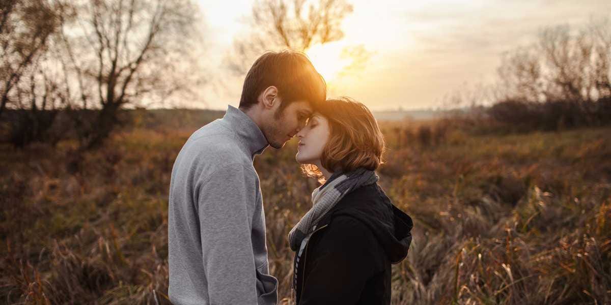 Pse burrat dashurohen më shpejt sesa gratë?