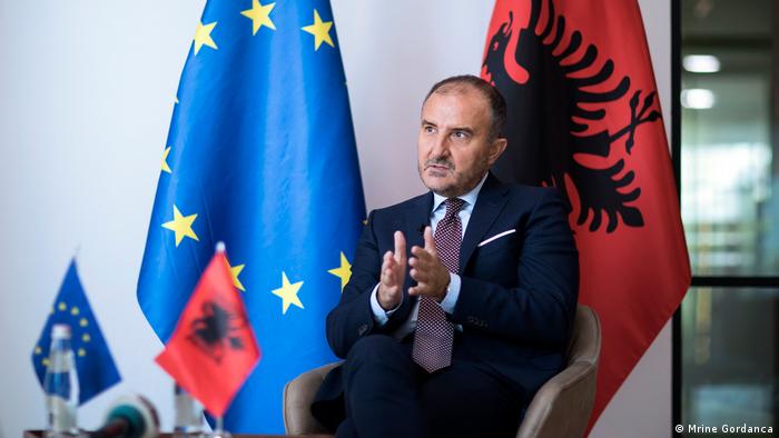Garda merr në mbrojtje ambasadorin e BE-së në Tiranë