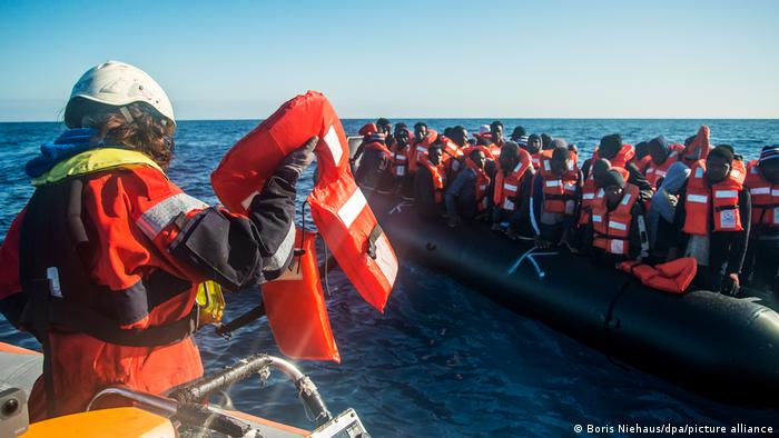 A e rrisin numrin e refugjatëve misionet e shpëtimit në det?