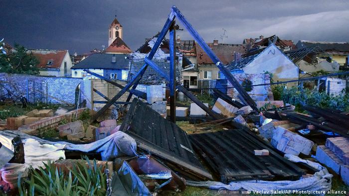 Tornado shkatërruese godet Çekinë, qindra të plagosur dhe të zhdukur nën rrënoja