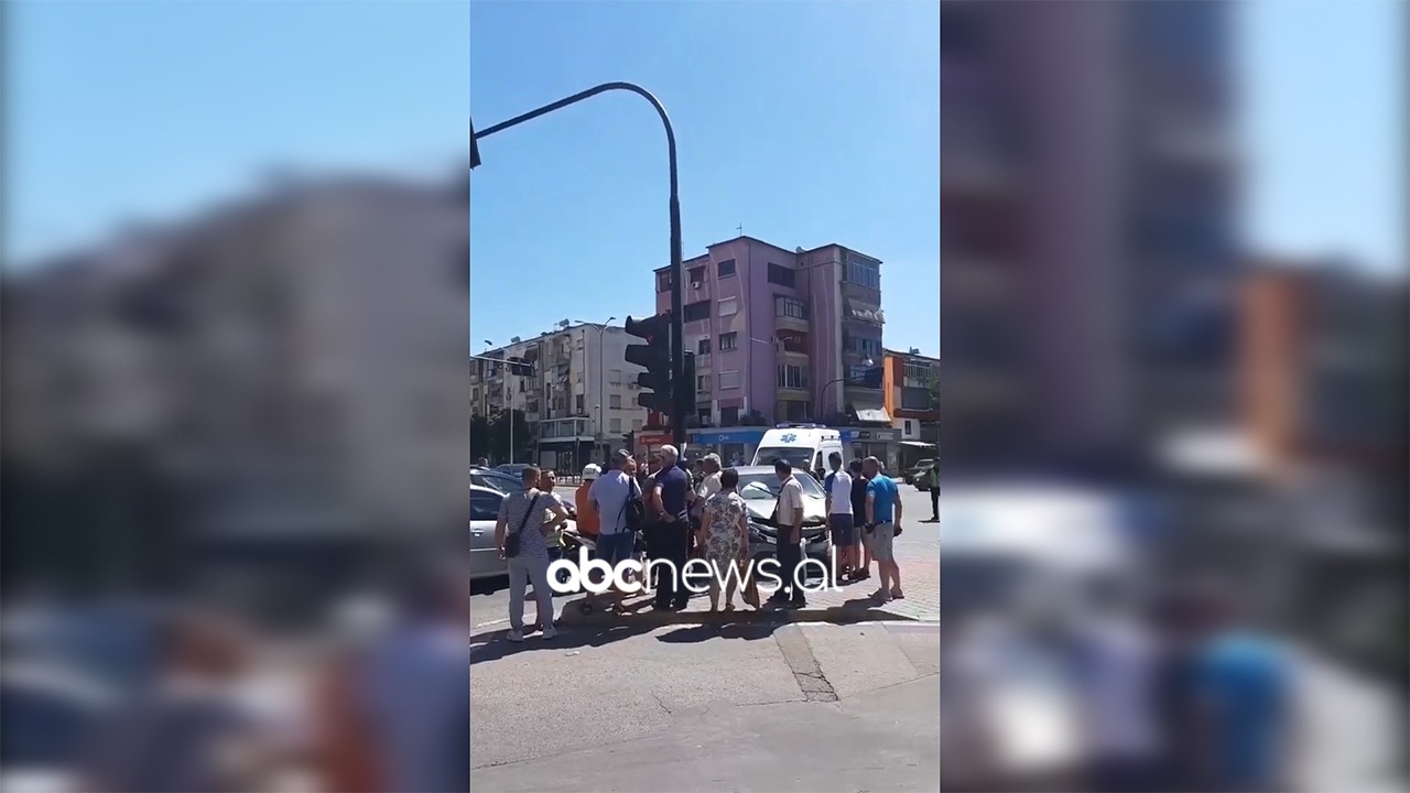 Po transportonte të sëmurin në spital, shoferi futet me semafor të kuq, përplas këmbësoren e dy makina të tjera