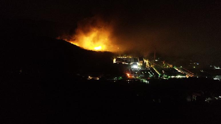 Shpërthime të fuqishme në fabrikën e municioneve në Serbi, evakuohen banorët e punonjësit