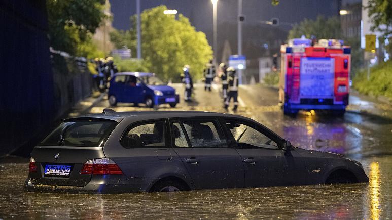 Reshjet e dendura shkaktojnë aksidente dhe përmbytje në Gjermani dhe Francë