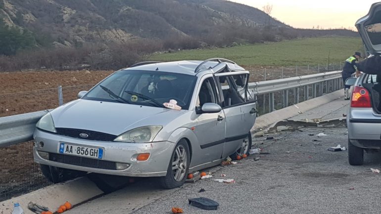 Përplasen dy makina në Sarandë-Muzinë, lëndohen shoferët