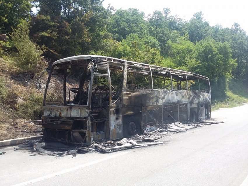 Merr flakë autobusi në Roskovec, dyshimet e policisë