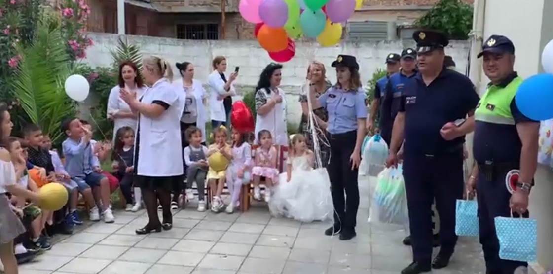 Buzëqeshje dhe dhurata, fëmijët e Fierit surprizohen nga uniformat blu në festën e tyre