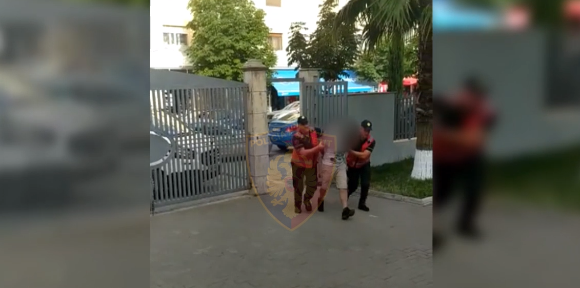 Me armë zjarri në çantën e dorës, policia ndalon taksinë në Durrës dhe i vë prangat të riut