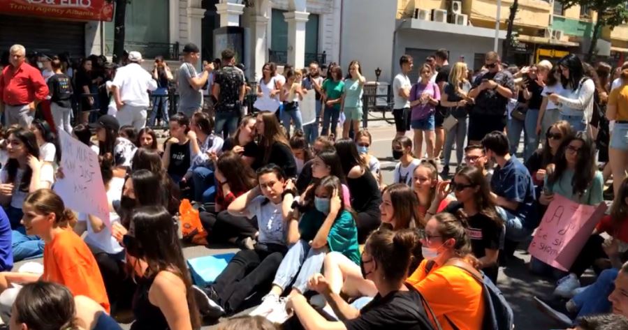 Math exam, high school seniors protest at the Ministry of Education