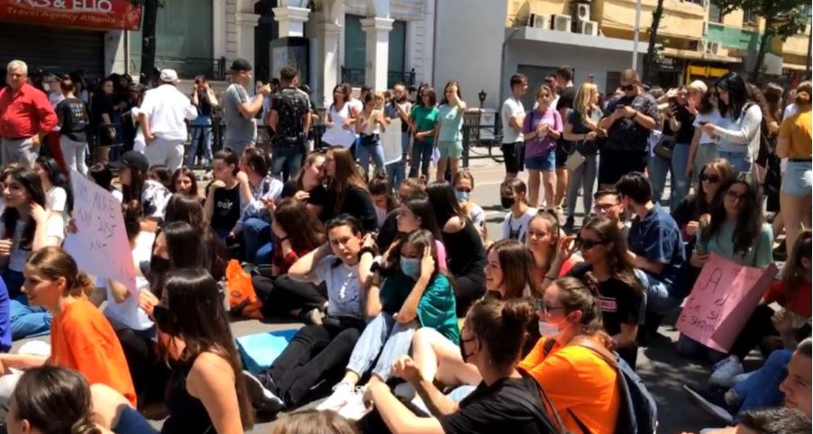 Math exam, high school seniors again in protest