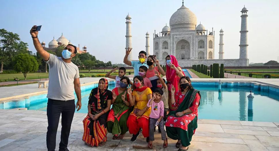 India lehtëson masat, rihapet Taj Mahal