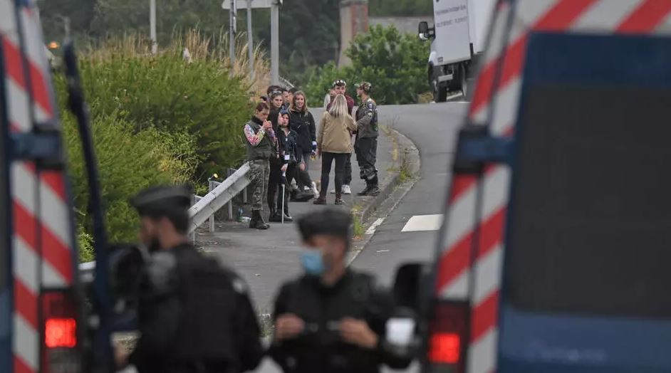 Incident në një festë të paligjshme në Francë: Plagosen 5 policë, një i ri humb dorën