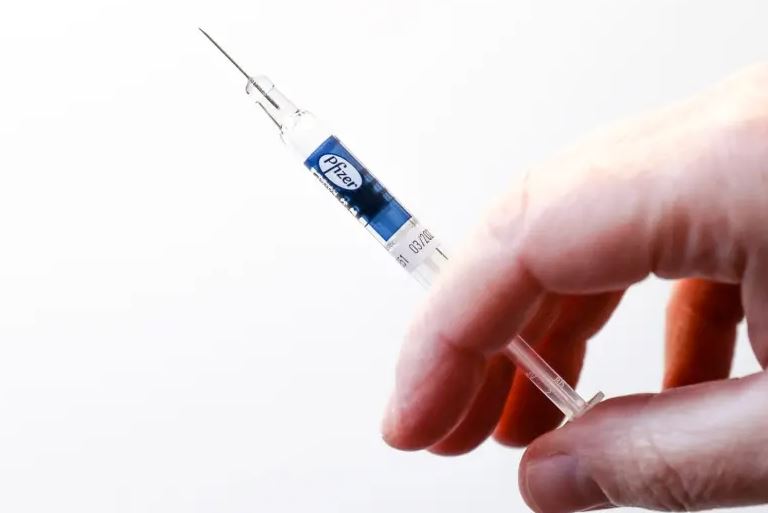 Studimi izraelit: Vaksina Pfizer ka lidhje me një sëmundje të rrallë të gjaku