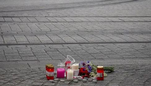 Qirinj dhe lule në vendin e masakrës në Wurzburg