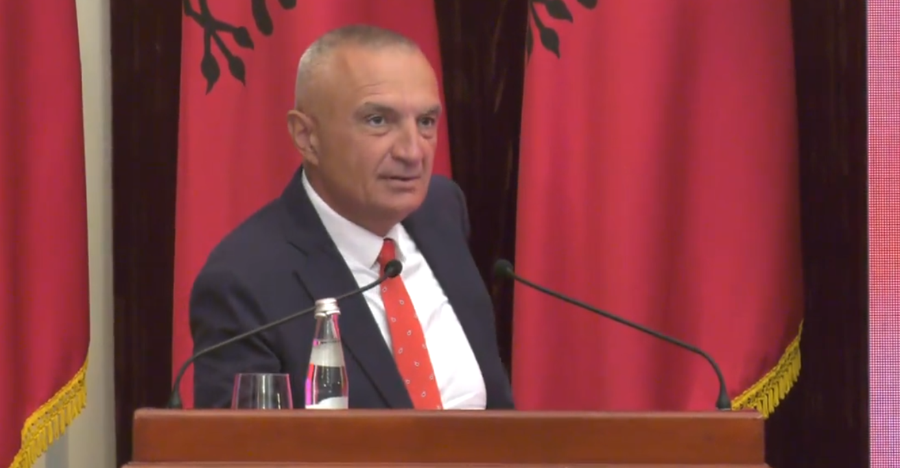 Meta flet për herë të parë pas shkarkimit: Shfaqje e parlamentit monist për të spostuar vëmendjen