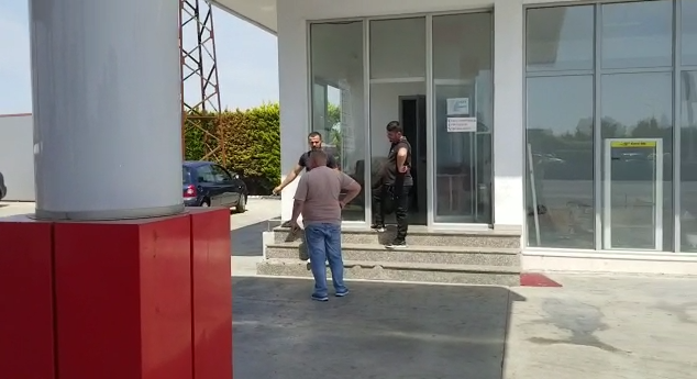 Zbardhet ngjarja në Durrës: I humbi paratë në bixhoz, menaxheri organizon grabitjen e karburantit