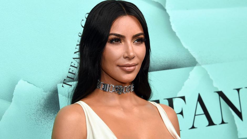 Kim Kardashian akuzohet për përvetësim kulturor