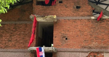 Flamuri serb vendoset mes flamujve të shqyer kuqezi në kullën e vrojtimit në Koshare