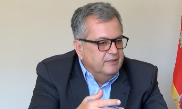 Vdes sekretari i ambasadës së Malit të Zi në Kosovë, gjendet i shtrirë në rrugë