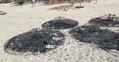 VIDEO/ Shezlongë dhe çadra të bëra hi, pamje nga Dhërmiu në nisje të sezonit turistik