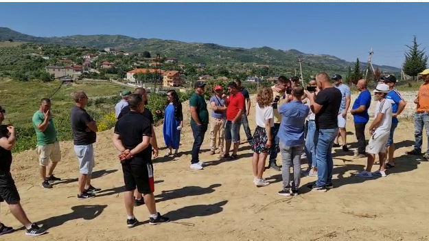 Banorët e Visokës në Fier në protestë, një kompani u ka prishur rrugën e dëmtuar varret