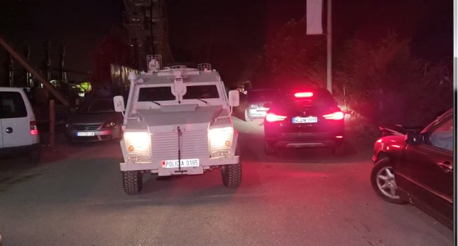 “Kërkoj mirëkuptimin tuaj”! Kupola e policisë rrethon Velipojën me blinda pas masakrës