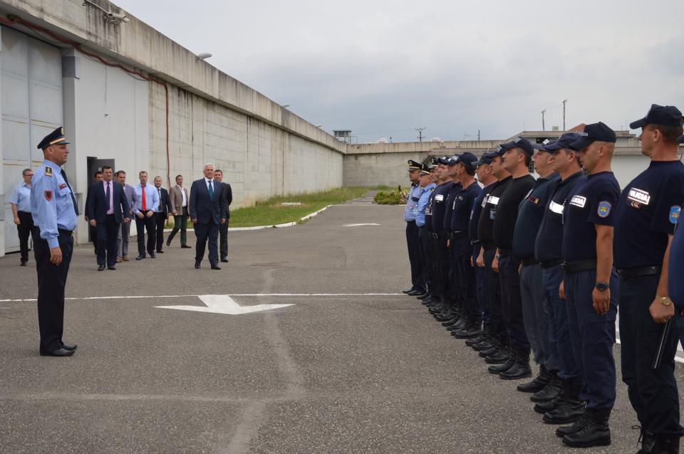 Merret vendimi: Zgjaten pushimet për policët e burgjeve, nga martesa, lindja e fëmijës dhe dëmtimet