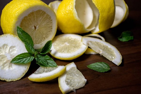 Pse nuk duhet t’i hidhni lëkurat e limonit