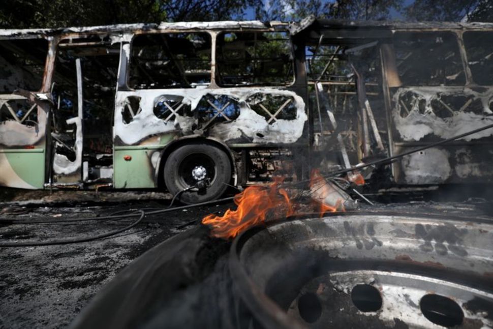 Hakmarrje për vdekjen e një trafikanti droge, digjen 14 autobusë dhe makina policie në Brazil