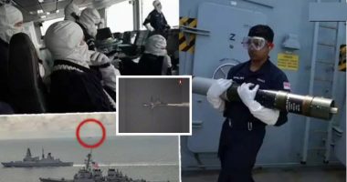 20 avionë mbi kokë, mbushen sistemet raketore dhe mitralozët, stafi i destrojerit britanik bëhet gati për luftë me rusët