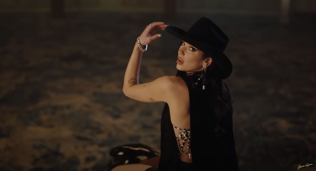 Një “cowgirl” seksi, Dua Lipa tërheq vëmendjen me paraqitjen në klipin e ri