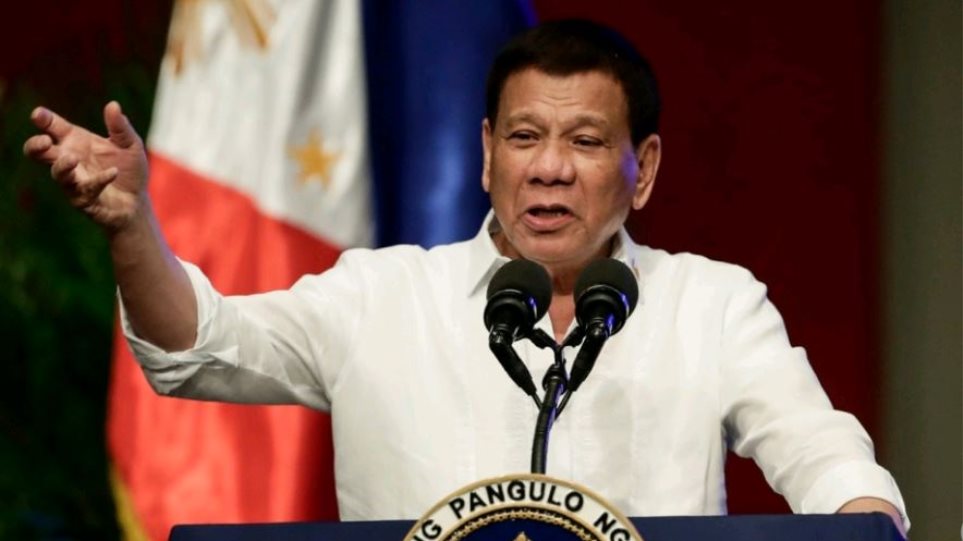 Duterte kërcënon filipinasit: Bëni vaksinën ose do t’u fus në burg
