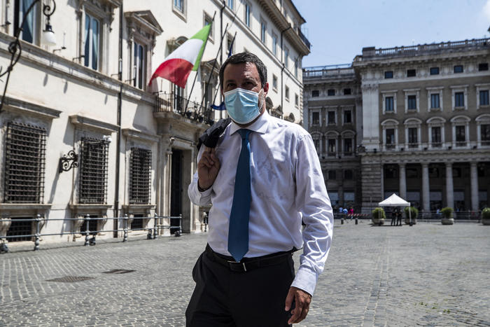 Trendi i infektimeve në rënie, Salvini: Shpresoj që maskat të hiqen edhe në ambientet e hapura