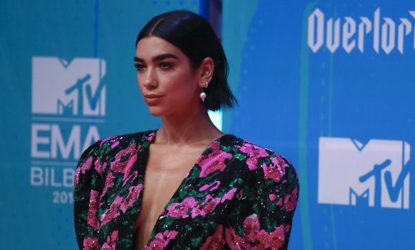 Dua Lipa pozon për revistën e njohur, duket kaq ndryshe me look-un e ri