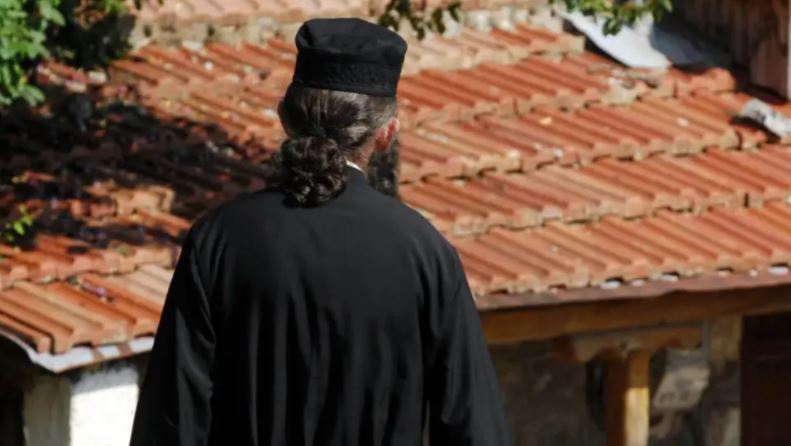 Arrestohet prifti në Greqi, trondit e reja: Më përdhunoi kur isha 13 vjeç