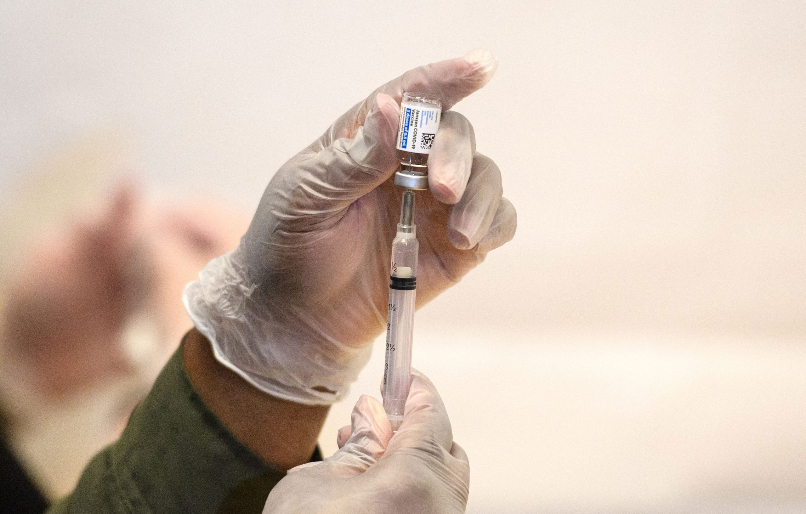 Fauci: FDA po shqyrton mundësinë e shtyrjes së datës së skadencës për vaksinën e J&J