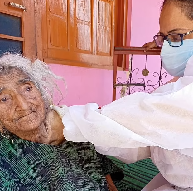 Vaksinohet kundër Covid-19 gruaja më e vjetër në botë