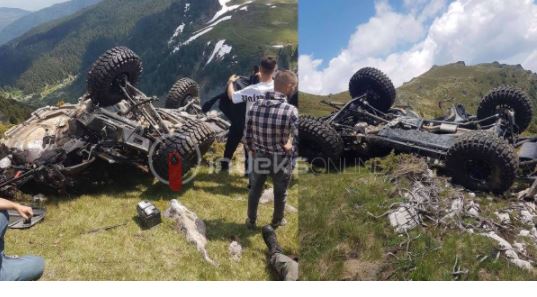 Pamje të frikshme: Makina rrokulliset mes maleve në Deçan, lëndohet një person