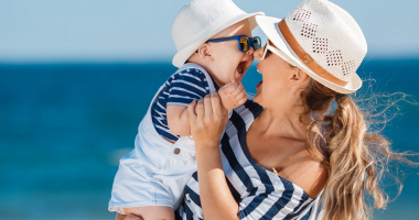 Prindër kujdes! Fëmijët nuk i tolerojnë lehtë dëmet e diellit