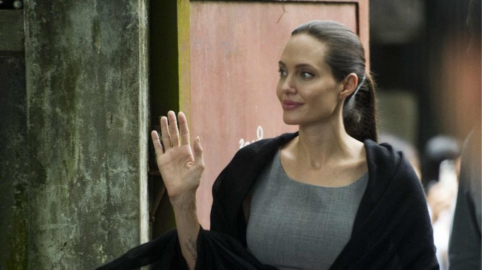 Angelina Jolie, viziton kampin e refugjatëve në Burkina Faso