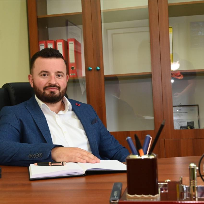 Durrësi i “pushtuar” nga plehrat, ish-kandidati për kryetar të PS thirrje kryebashkiakes: Largohu