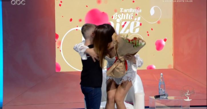 Mesazhi që përloti moderatoret e ABC-së, Kiara Tito merr surprizën e këndshme në studio